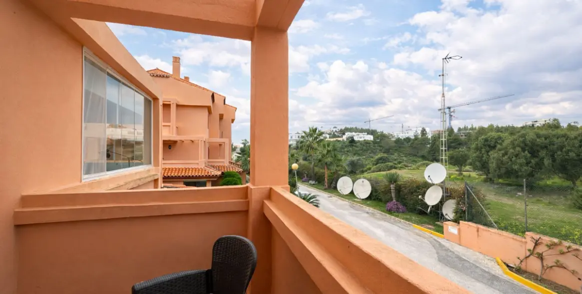 Sale of middle floor apartment in El Faro 17