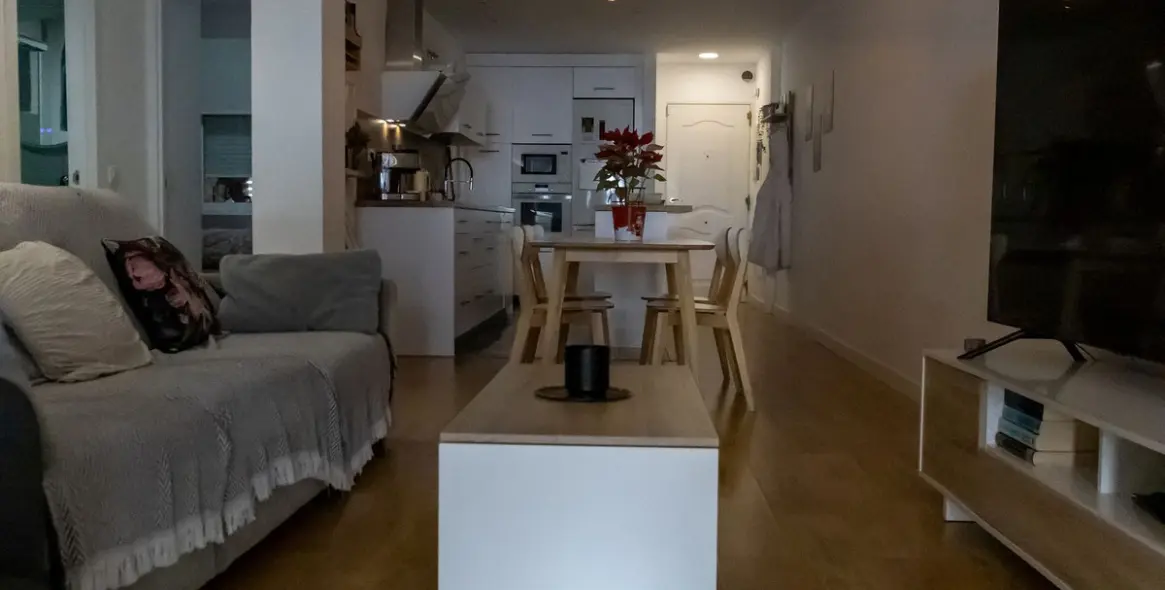 Sale of middle floor apartment in Higueron 16