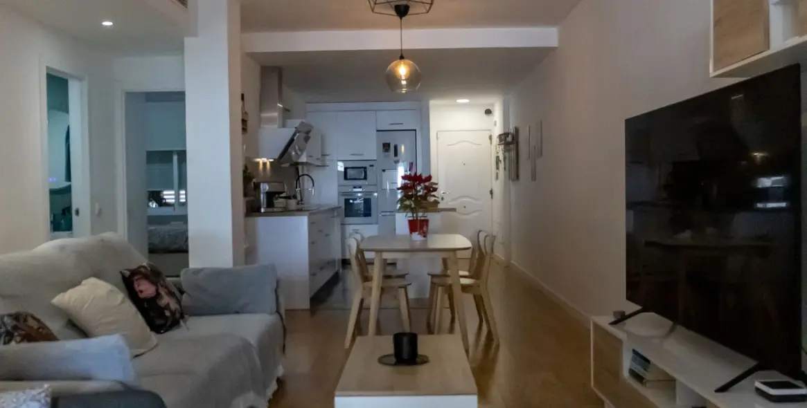 Sale of middle floor apartment in Higueron 17