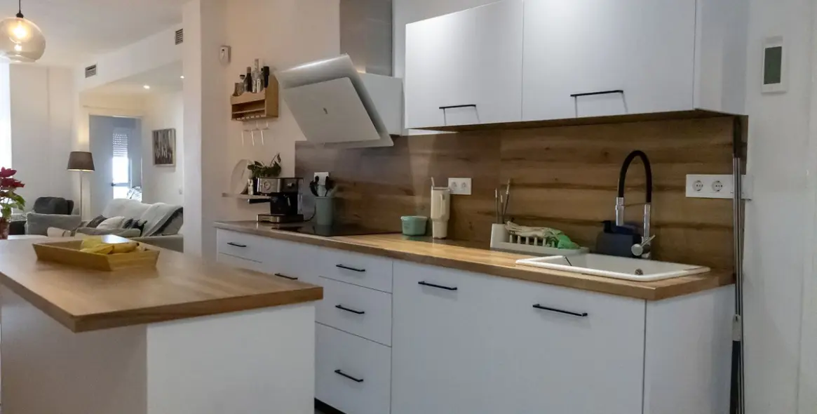 Venta de apartamento en planta media en Higueron 21