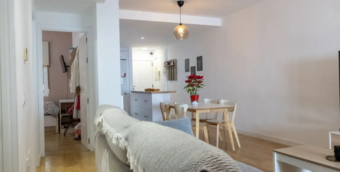 Venta de apartamento en planta media en Higueron 37