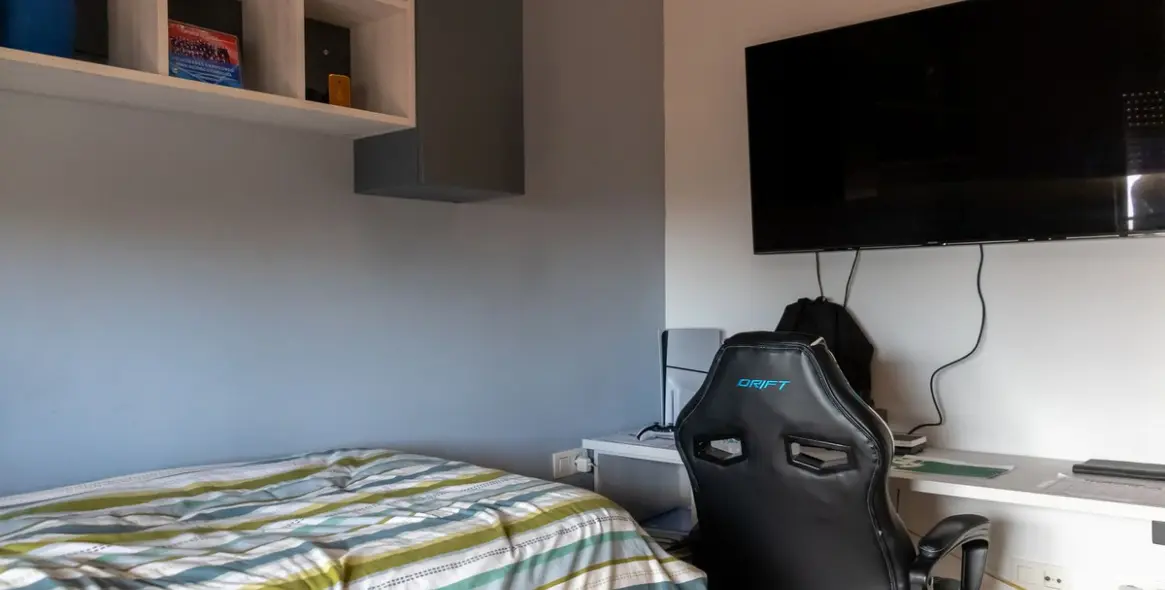 Venta de apartamento en planta media en Higueron 38