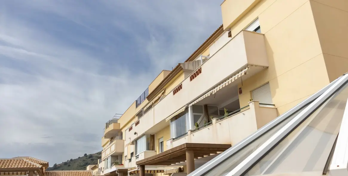 Venta de apartamento en planta media en Higueron 49