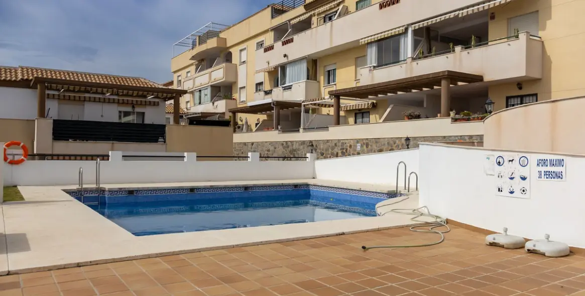 Venta de apartamento en planta media en Higueron 52