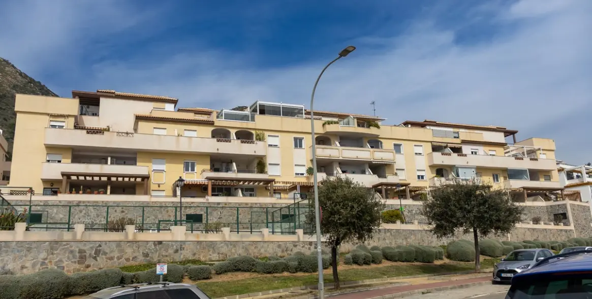 Venta de apartamento en planta media en Higueron 53
