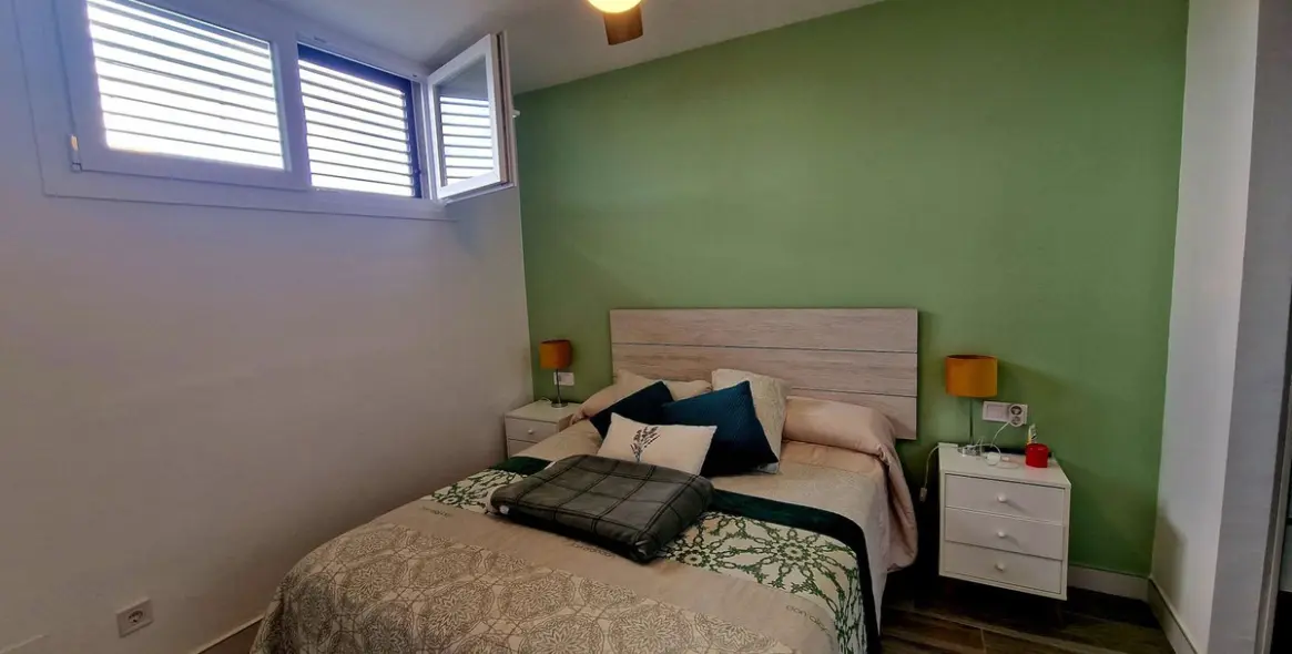 Venta de apartamento en planta media en Higueron 57