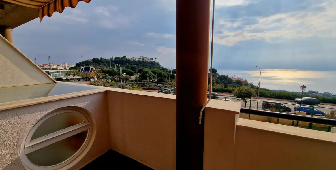 Venta de apartamento en planta media en Higueron 58