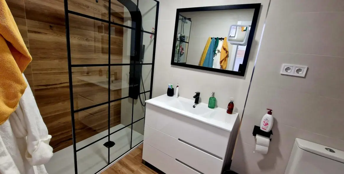 Venta de apartamento en planta media en Higueron 63