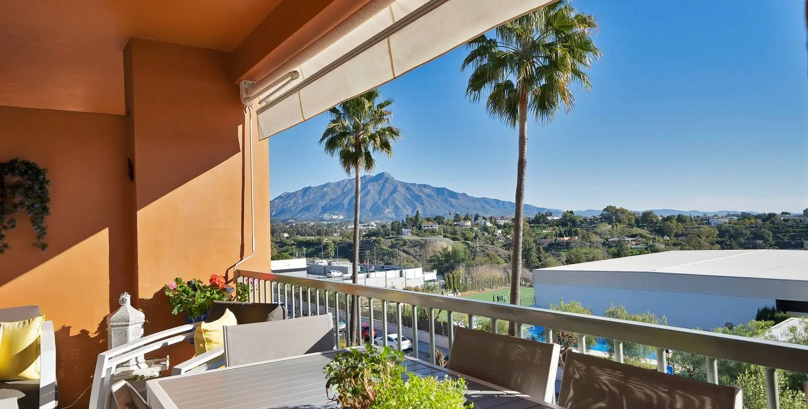 Sale of middle floor apartment in Atalaya 5