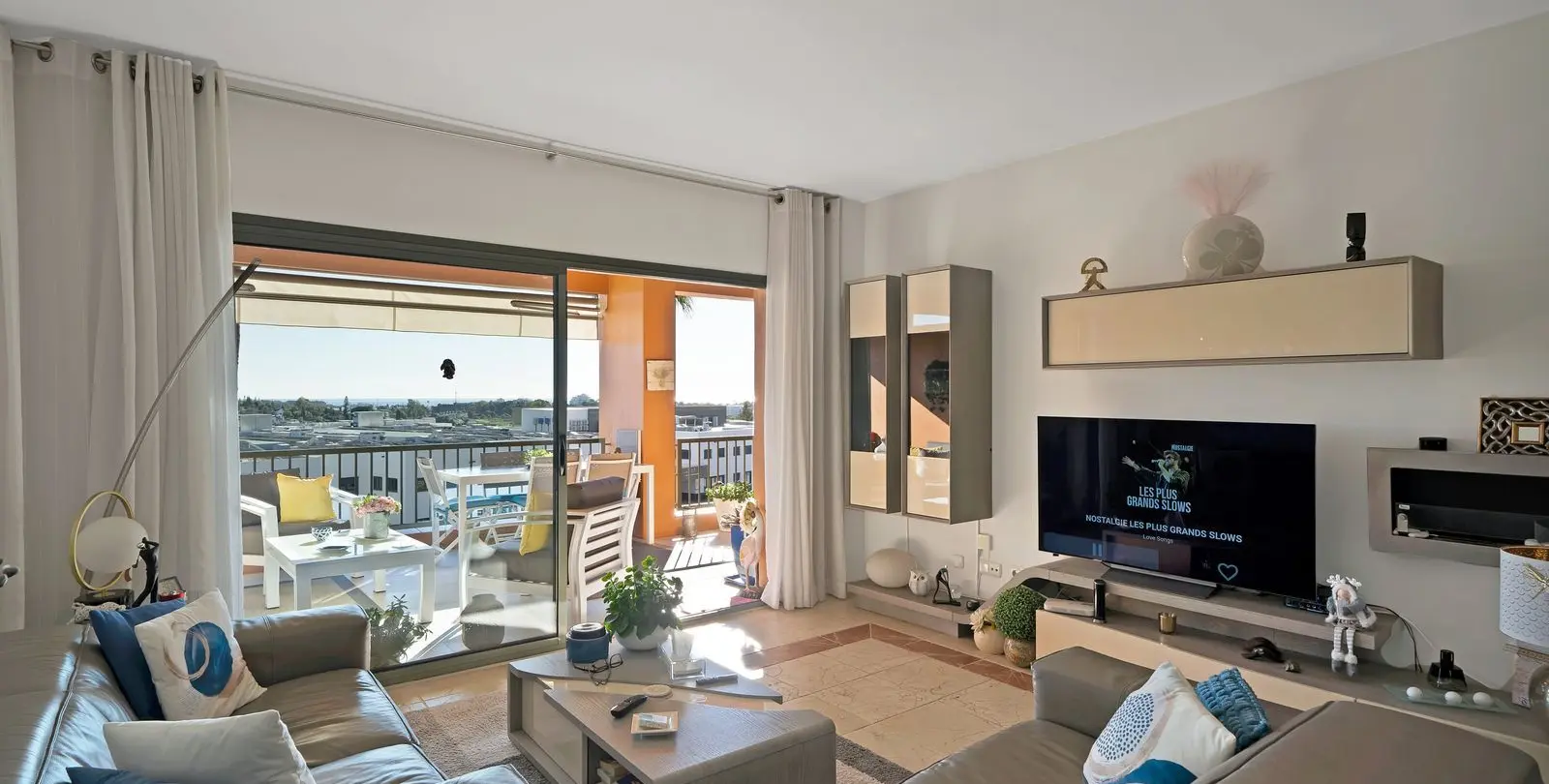 Sale of middle floor apartment in Atalaya 6