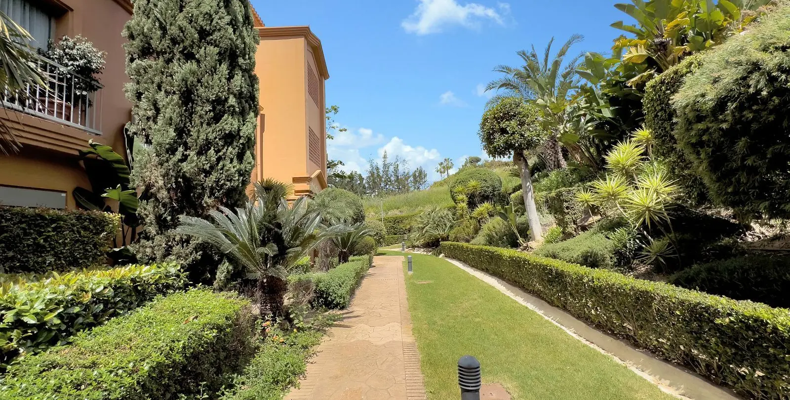 Sale of middle floor apartment in Atalaya 42