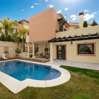 Продажа дома на две семьи в Coín