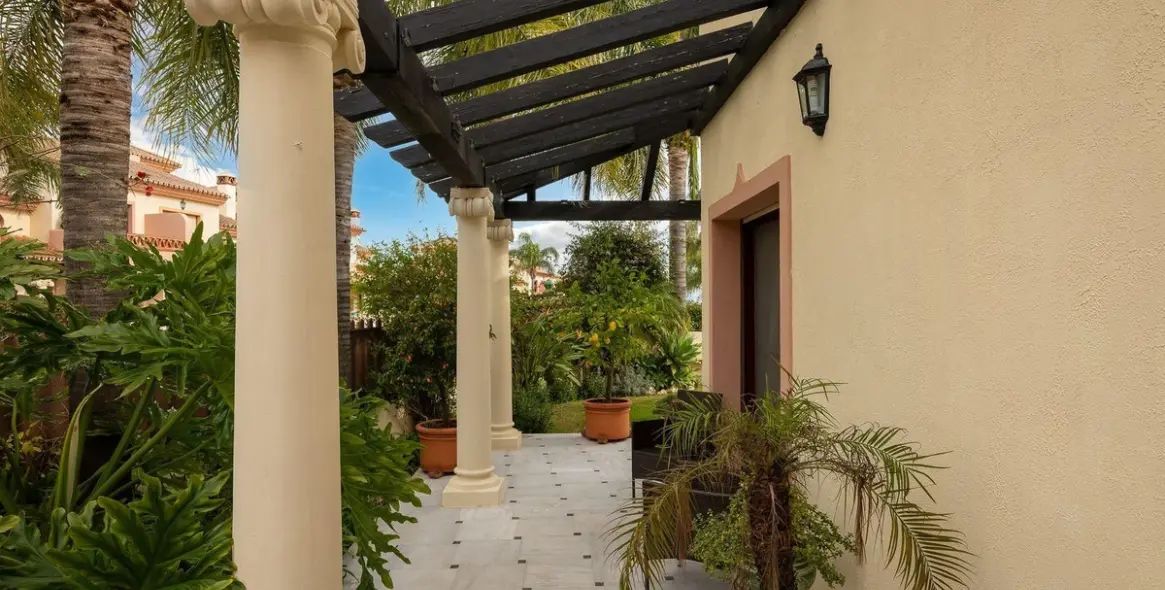 Продажа дома на две семьи в Coín 2