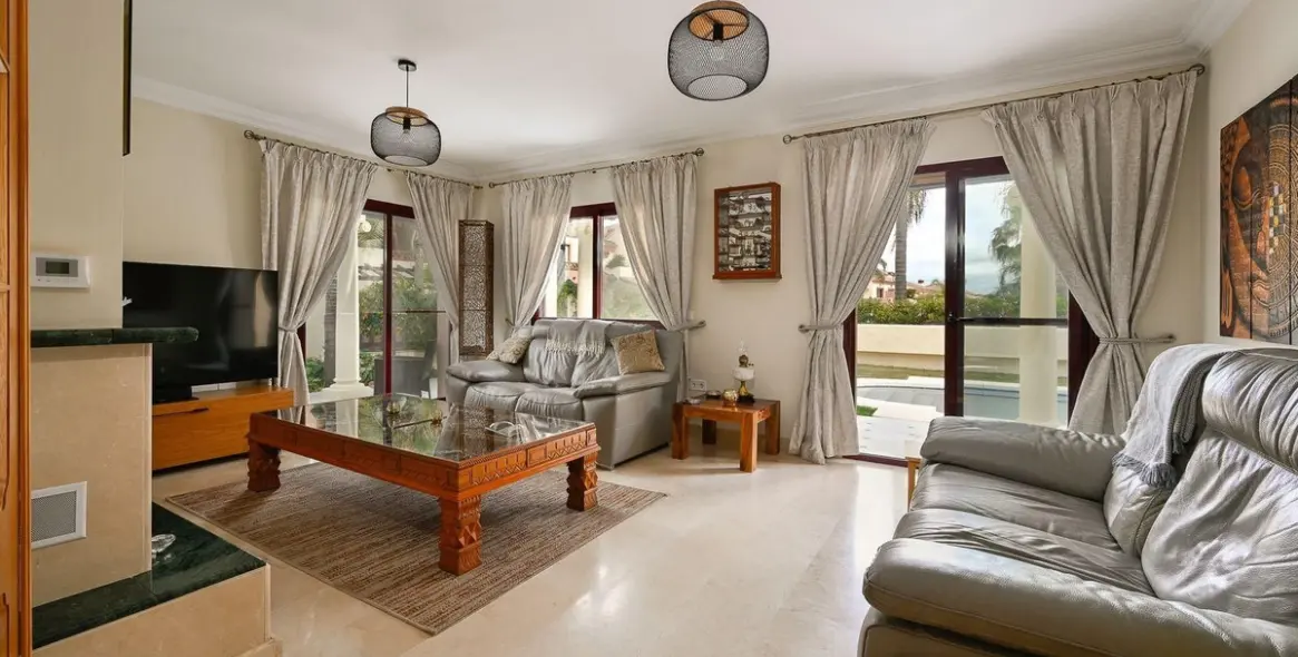 Продажа дома на две семьи в Coín 6