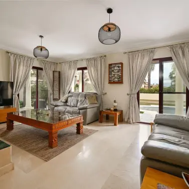 Продажа дома на две семьи в Coín