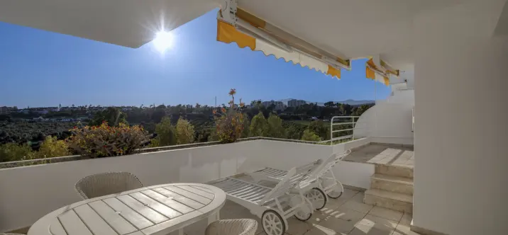 Sale of middle floor apartment in Guadalmina Alta 2