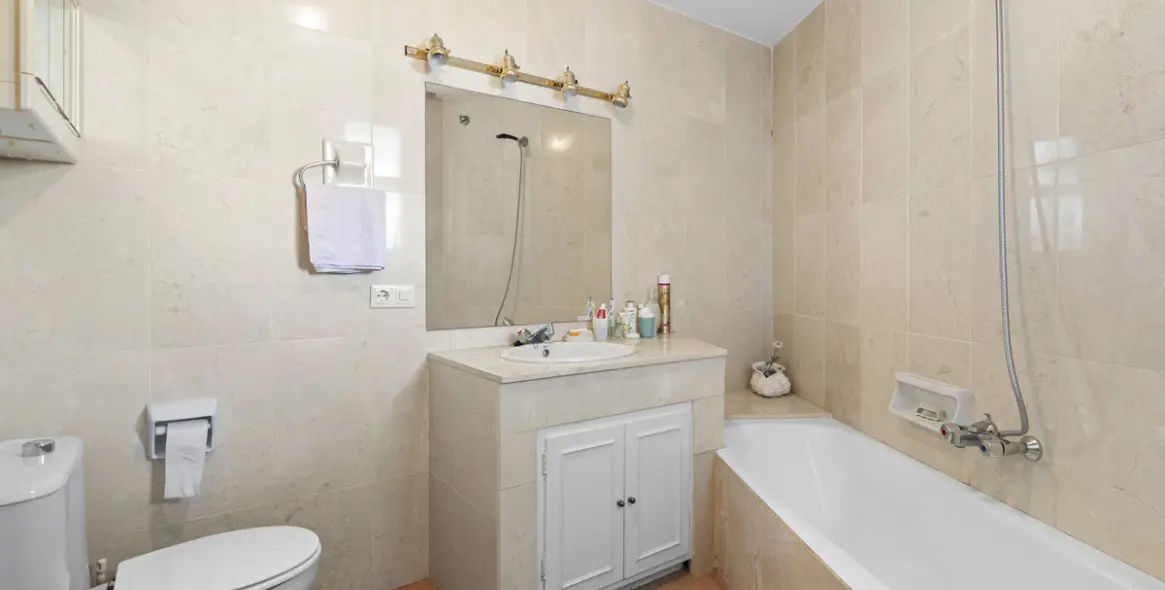 Sale of middle floor apartment in Guadalmina Alta 11