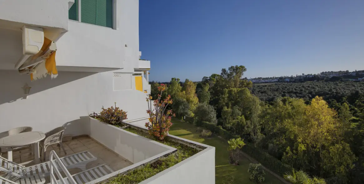 Sale of middle floor apartment in Guadalmina Alta 15
