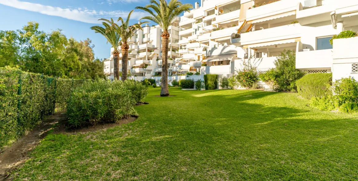 Sale of middle floor apartment in Guadalmina Alta 20