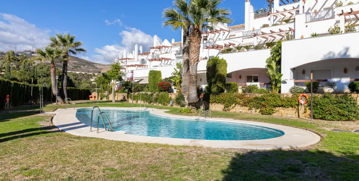 Sale of middle floor apartment in Nueva Andalucía 12