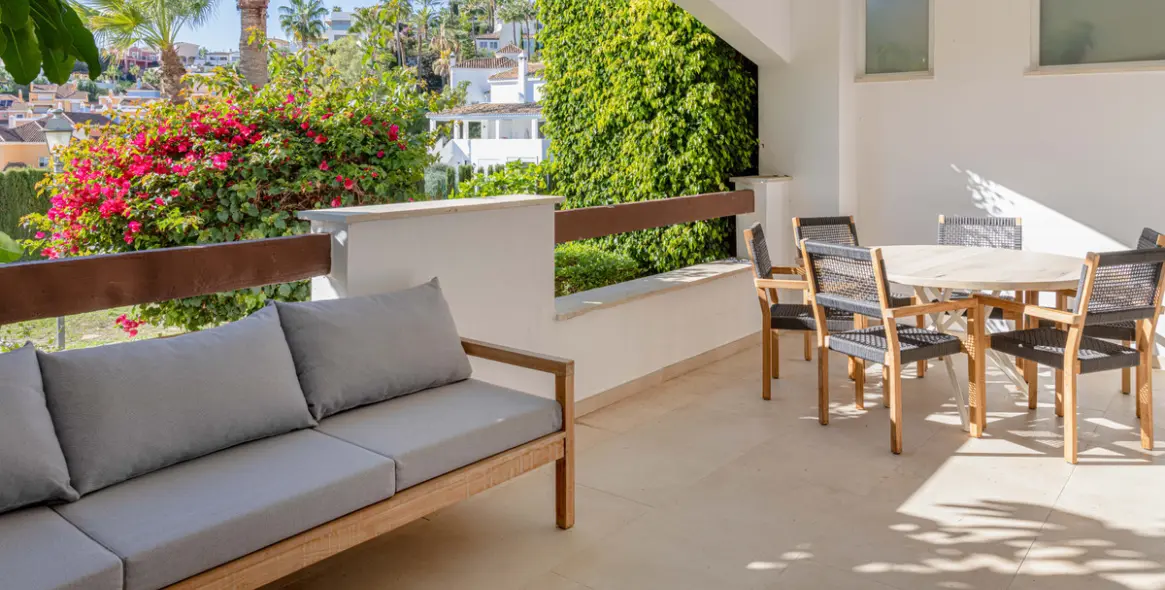 Sale of middle floor apartment in Nueva Andalucía 13