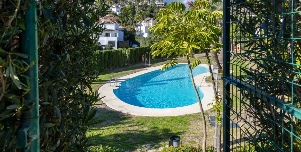 Sale of middle floor apartment in Nueva Andalucía 14
