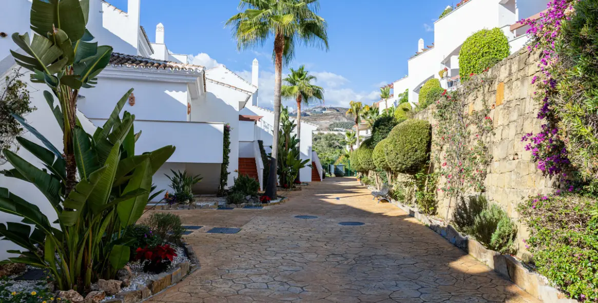 Sale of middle floor apartment in Nueva Andalucía 15