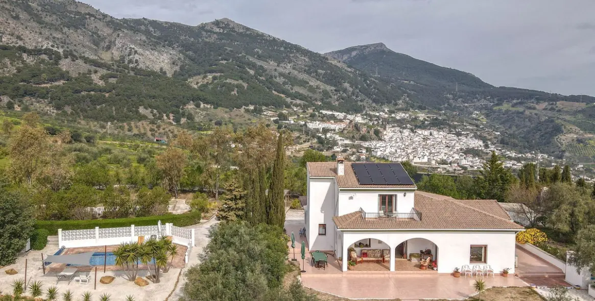 Продажа  отдельно стоящей виллы в Casarabonela 1