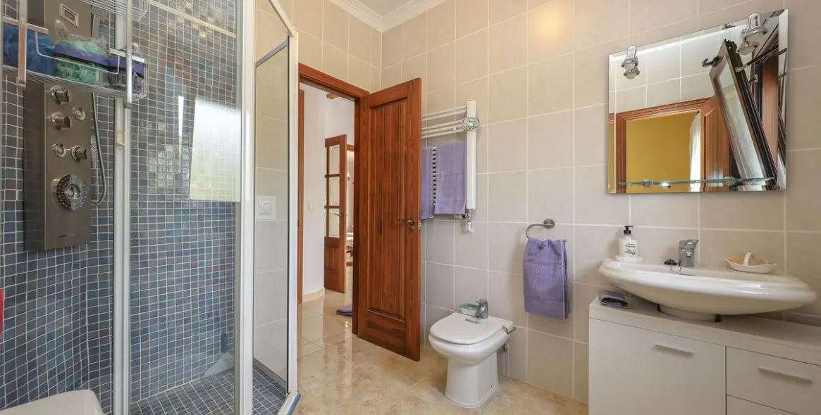 Sale of detached villa in Casarabonela 18