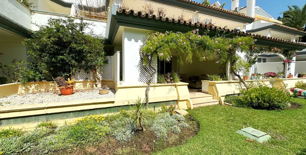 Продажа апартаментов на первом этаже в Estepona 1