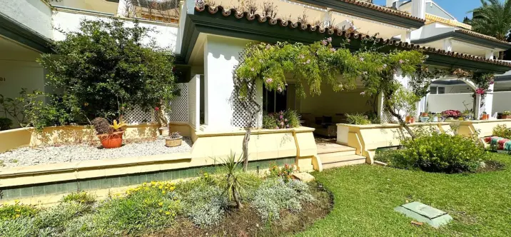 Venta de apartamento en planta baja en Estepona 0