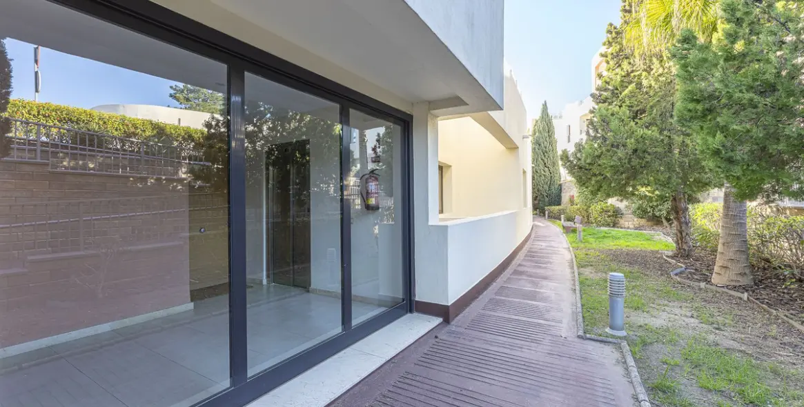 Venta de apartamento en planta media en Marbella 27