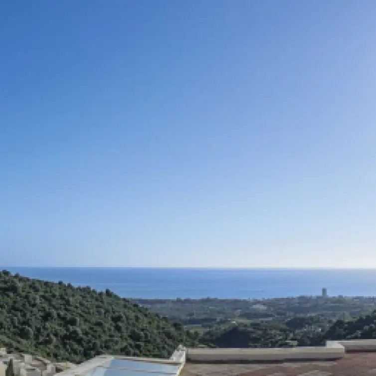 Sale of middle floor apartment in Altos de los Monteros