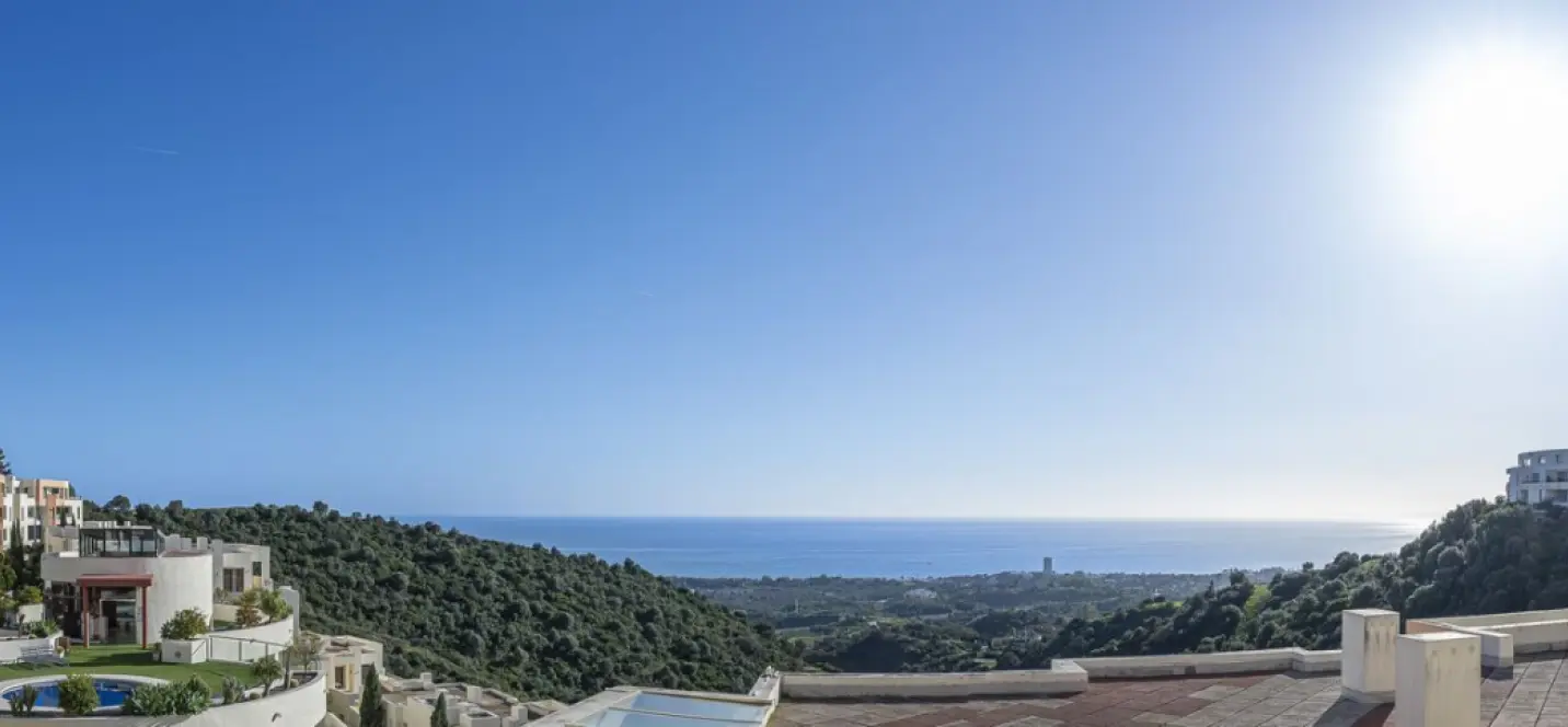 Sale of middle floor apartment in Altos de los Monteros 0