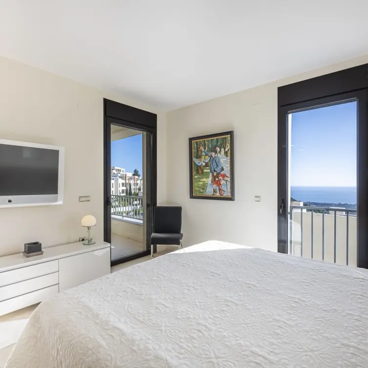 Sale of middle floor apartment in Altos de los Monteros