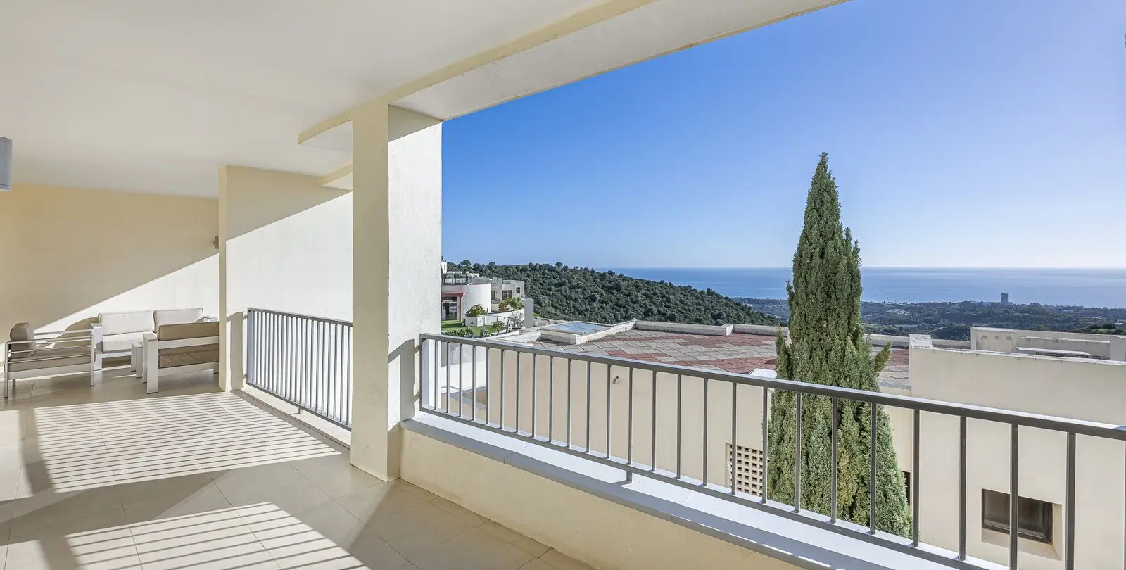 Sale of middle floor apartment in Altos de los Monteros 5