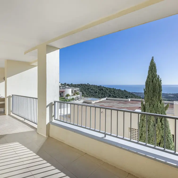 Sale of middle floor apartment in Altos de los Monteros