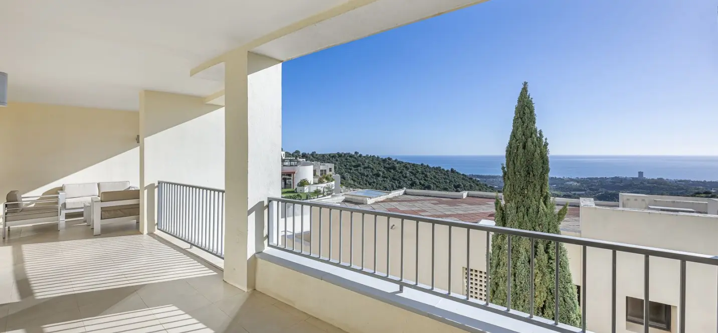 Sale of middle floor apartment in Altos de los Monteros 4