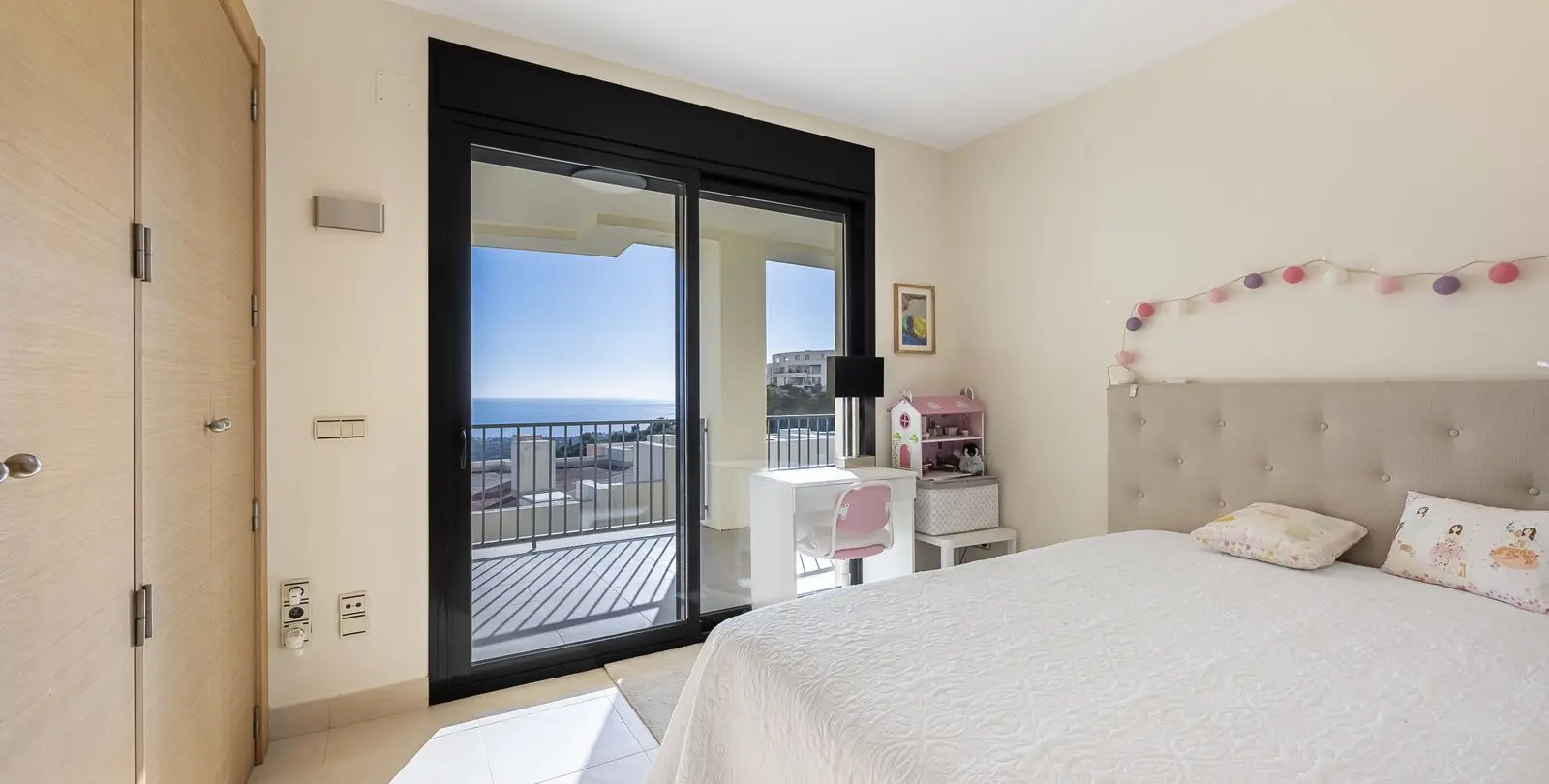 Sale of middle floor apartment in Altos de los Monteros 18