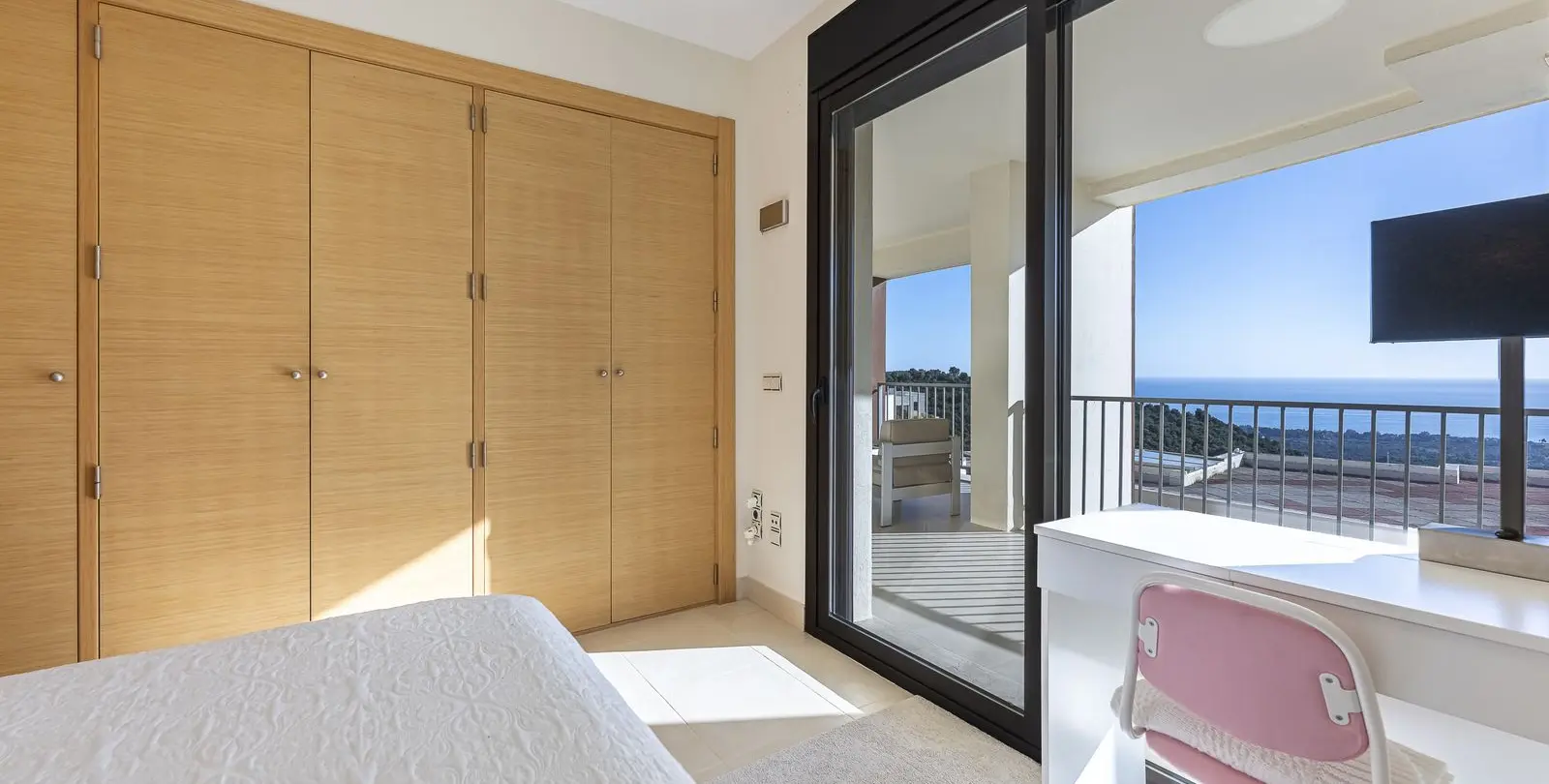 Sale of middle floor apartment in Altos de los Monteros 20