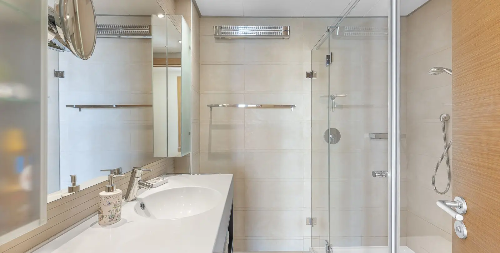 Sale of middle floor apartment in Altos de los Monteros 21