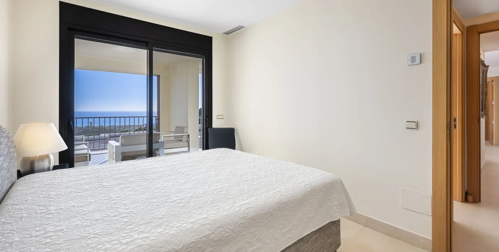 Sale of middle floor apartment in Altos de los Monteros 22