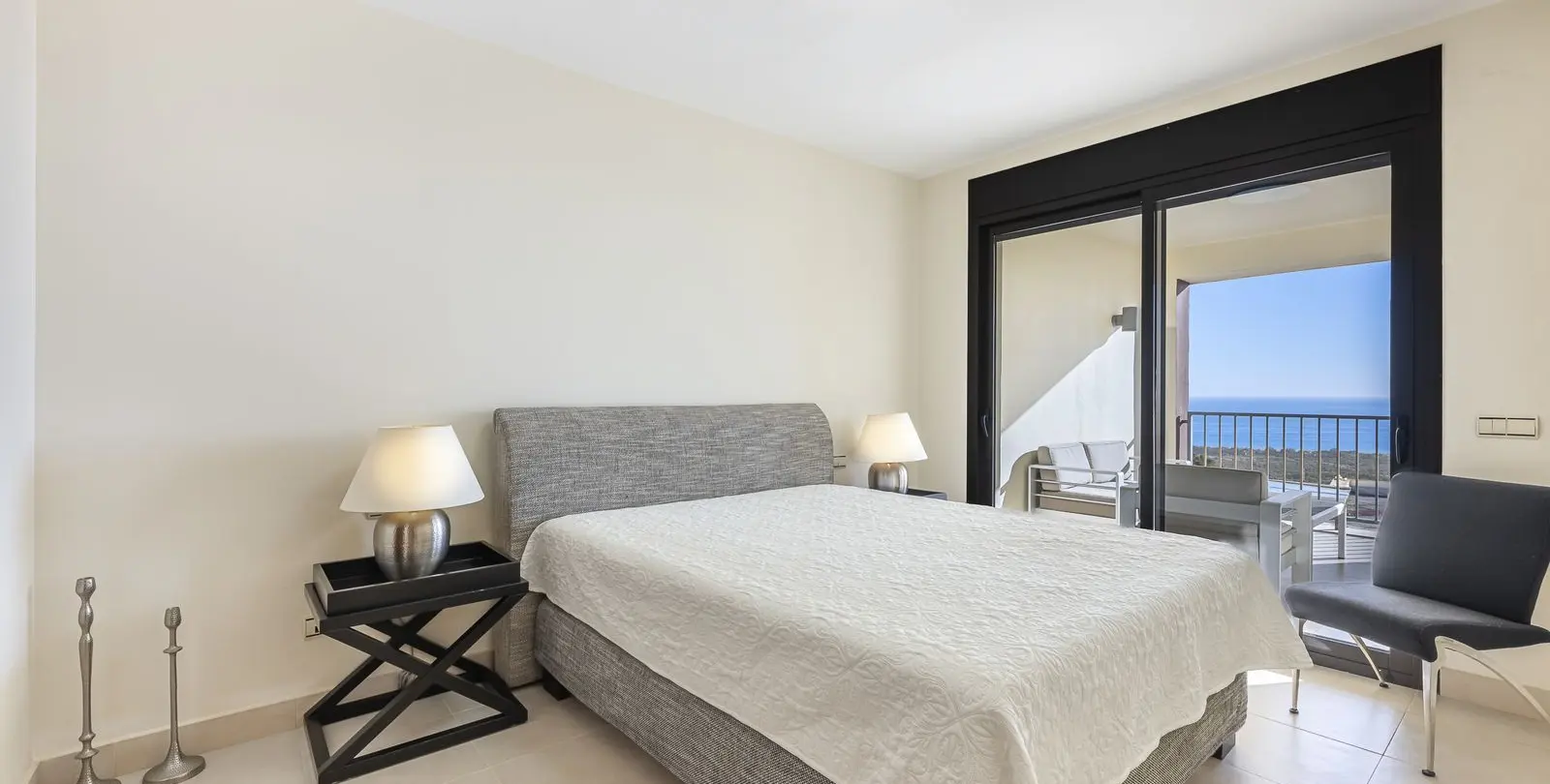 Sale of middle floor apartment in Altos de los Monteros 23