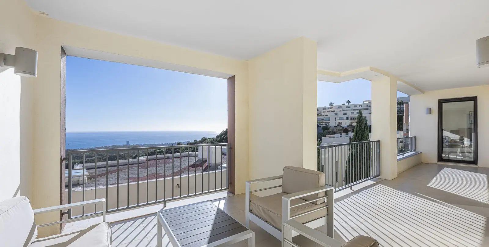 Sale of middle floor apartment in Altos de los Monteros 24