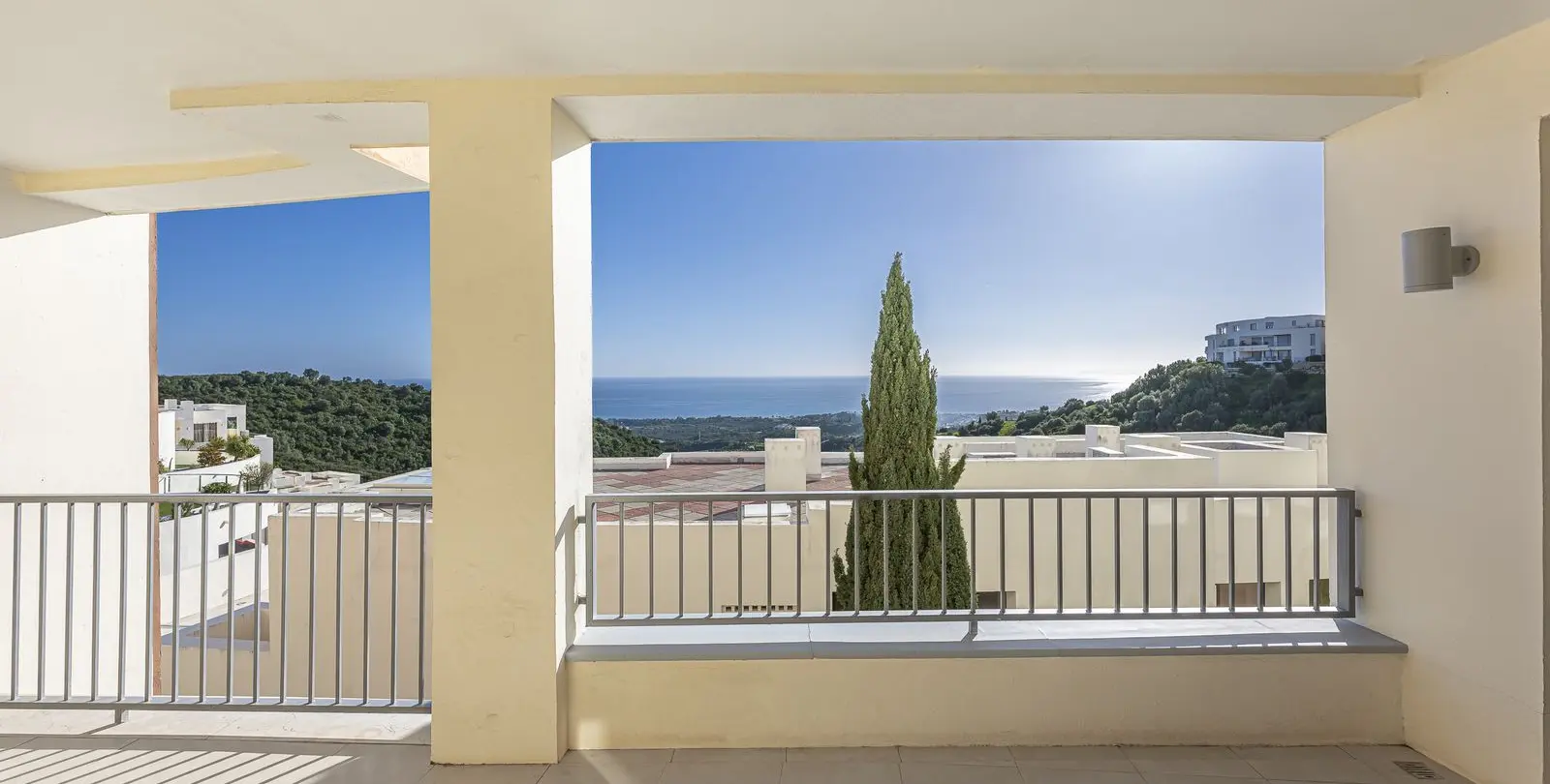 Sale of middle floor apartment in Altos de los Monteros 26