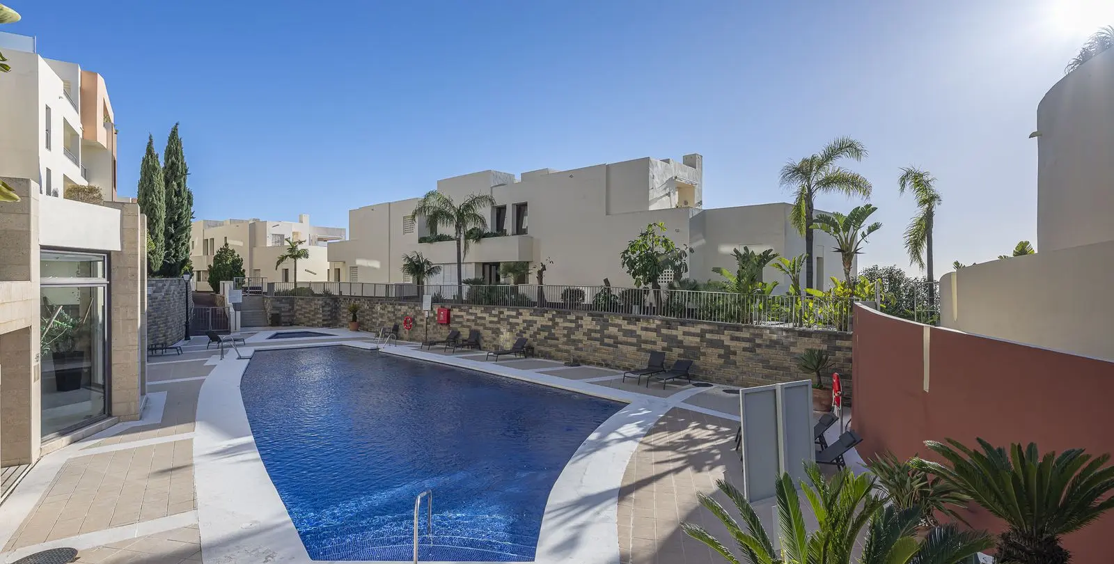 Sale of middle floor apartment in Altos de los Monteros 28