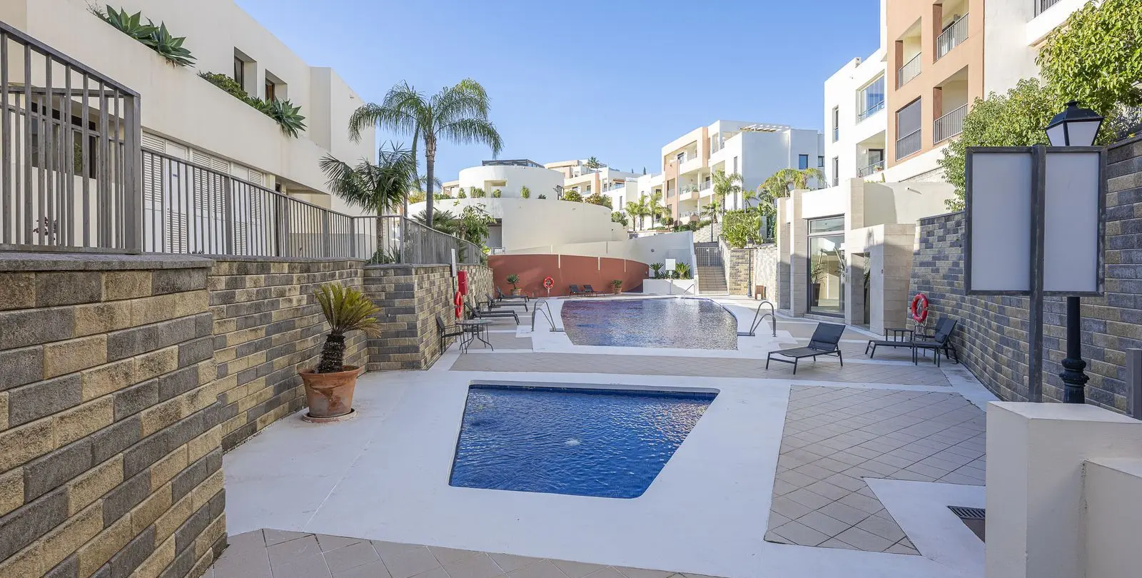Sale of middle floor apartment in Altos de los Monteros 29