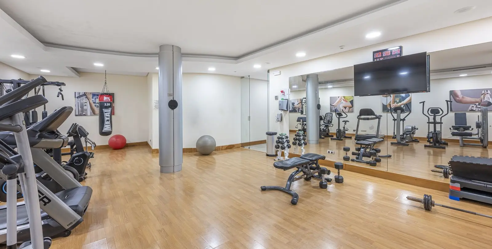 Sale of middle floor apartment in Altos de los Monteros 32