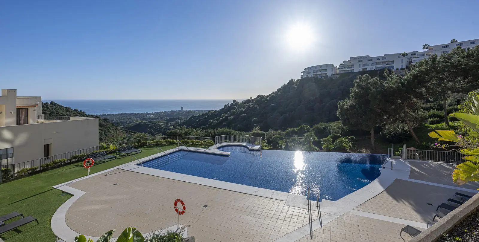 Sale of middle floor apartment in Altos de los Monteros 37