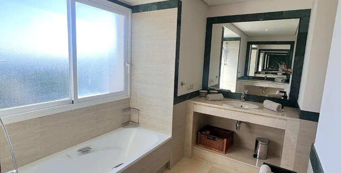 Sale of penthouse in Benahavís 16